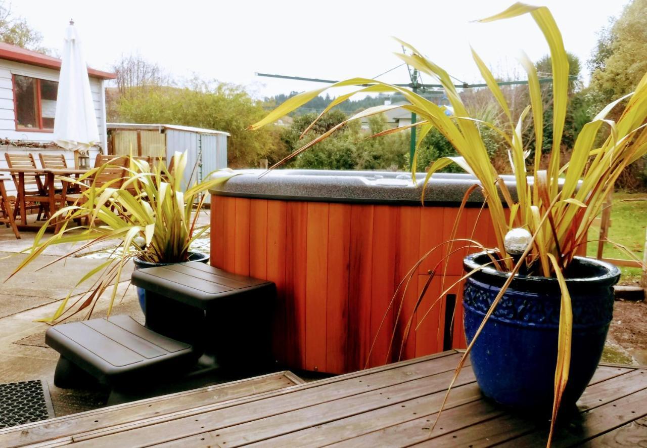 Hot Tub At Pukeko Cottage Geraldine Exterior photo
